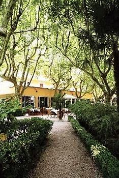 La Touloubre Hotel La Barben Buitenkant foto