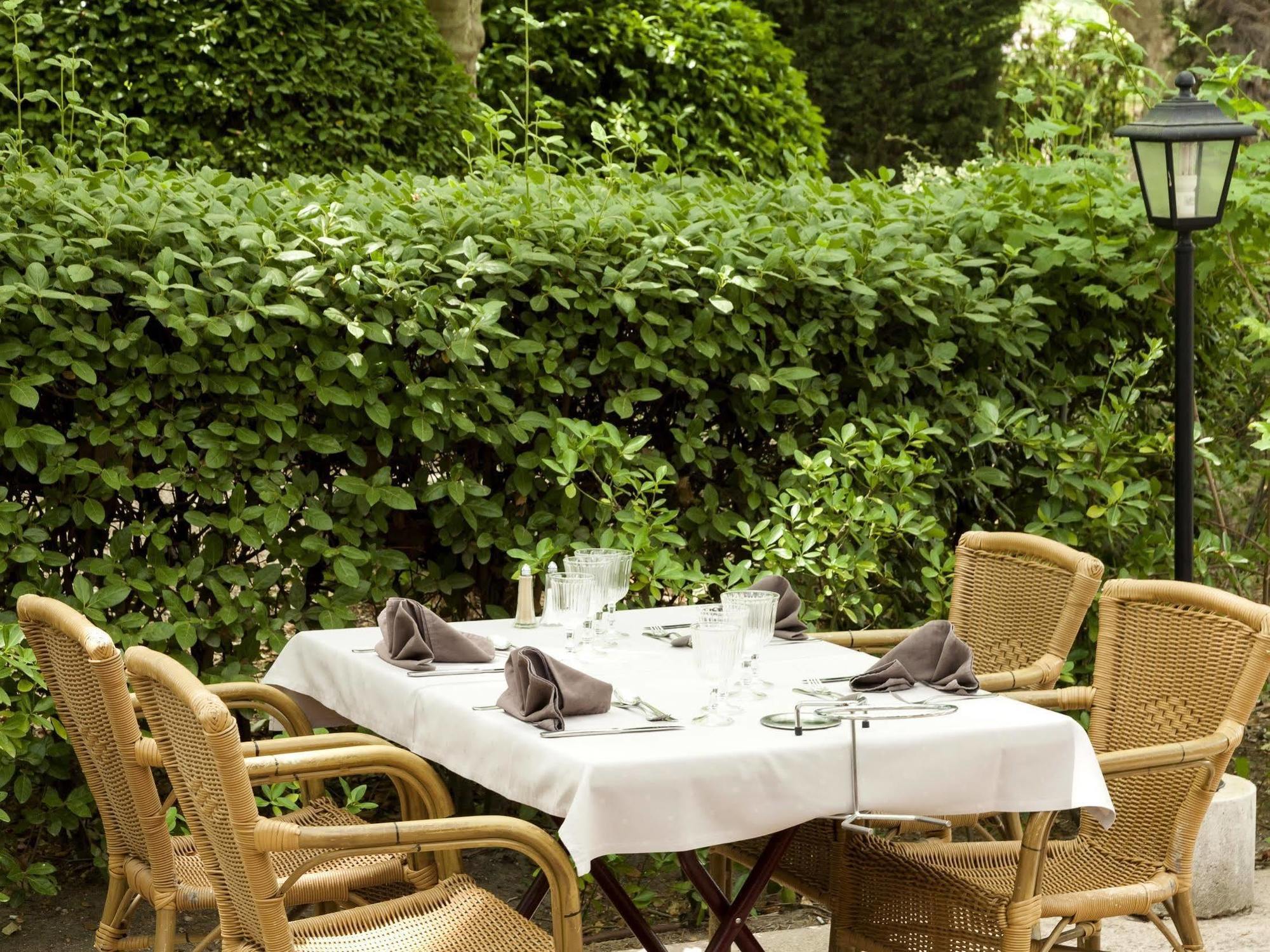 La Touloubre Hotel La Barben Buitenkant foto