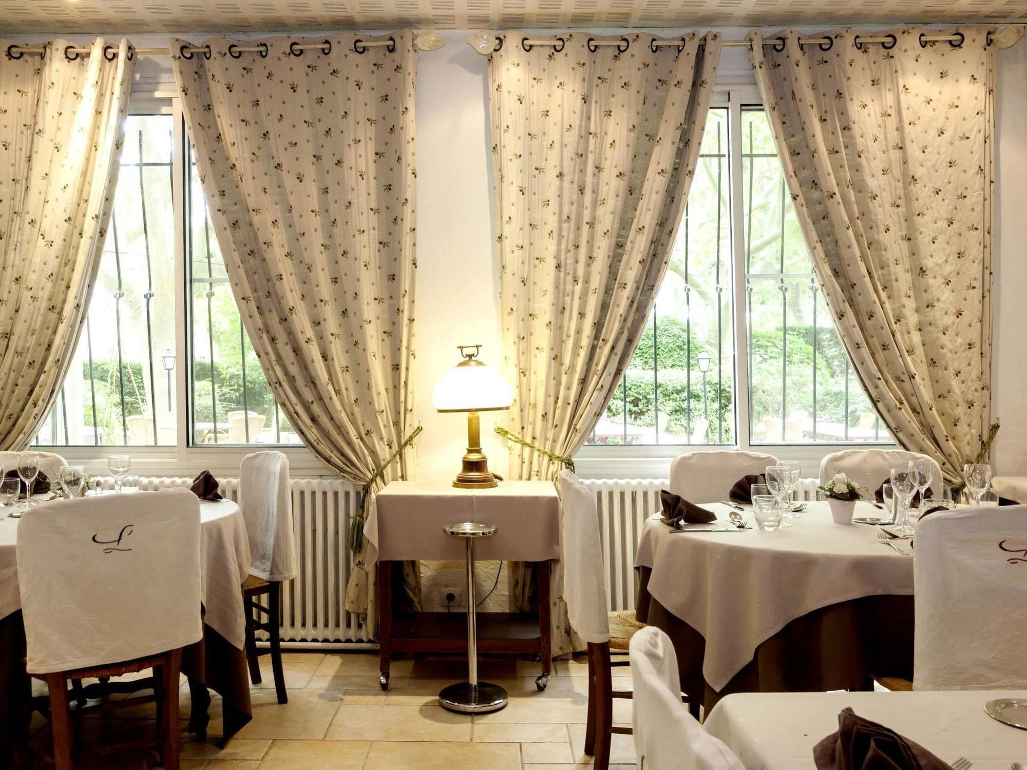 La Touloubre Hotel La Barben Buitenkant foto