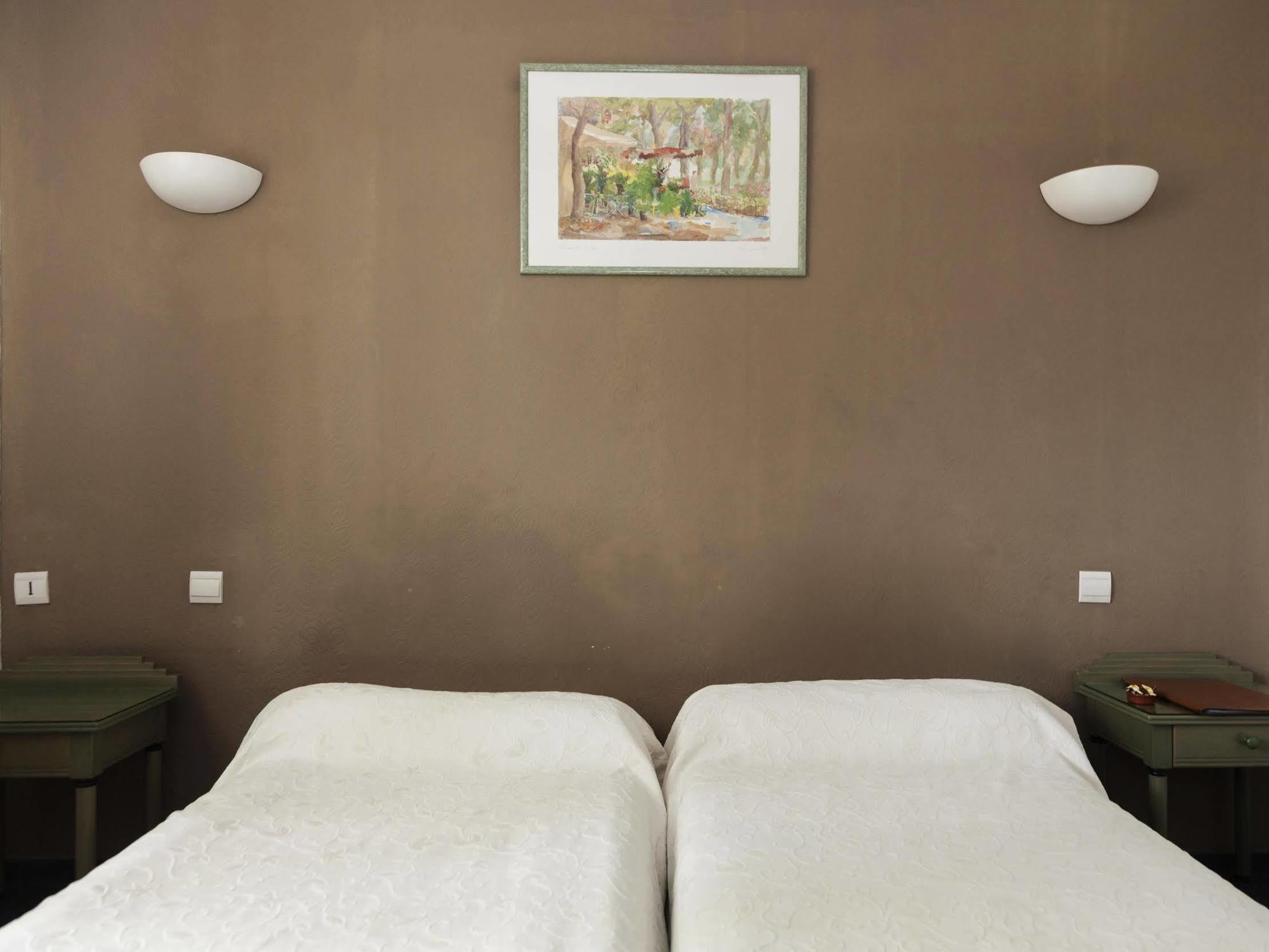 La Touloubre Hotel La Barben Buitenkant foto