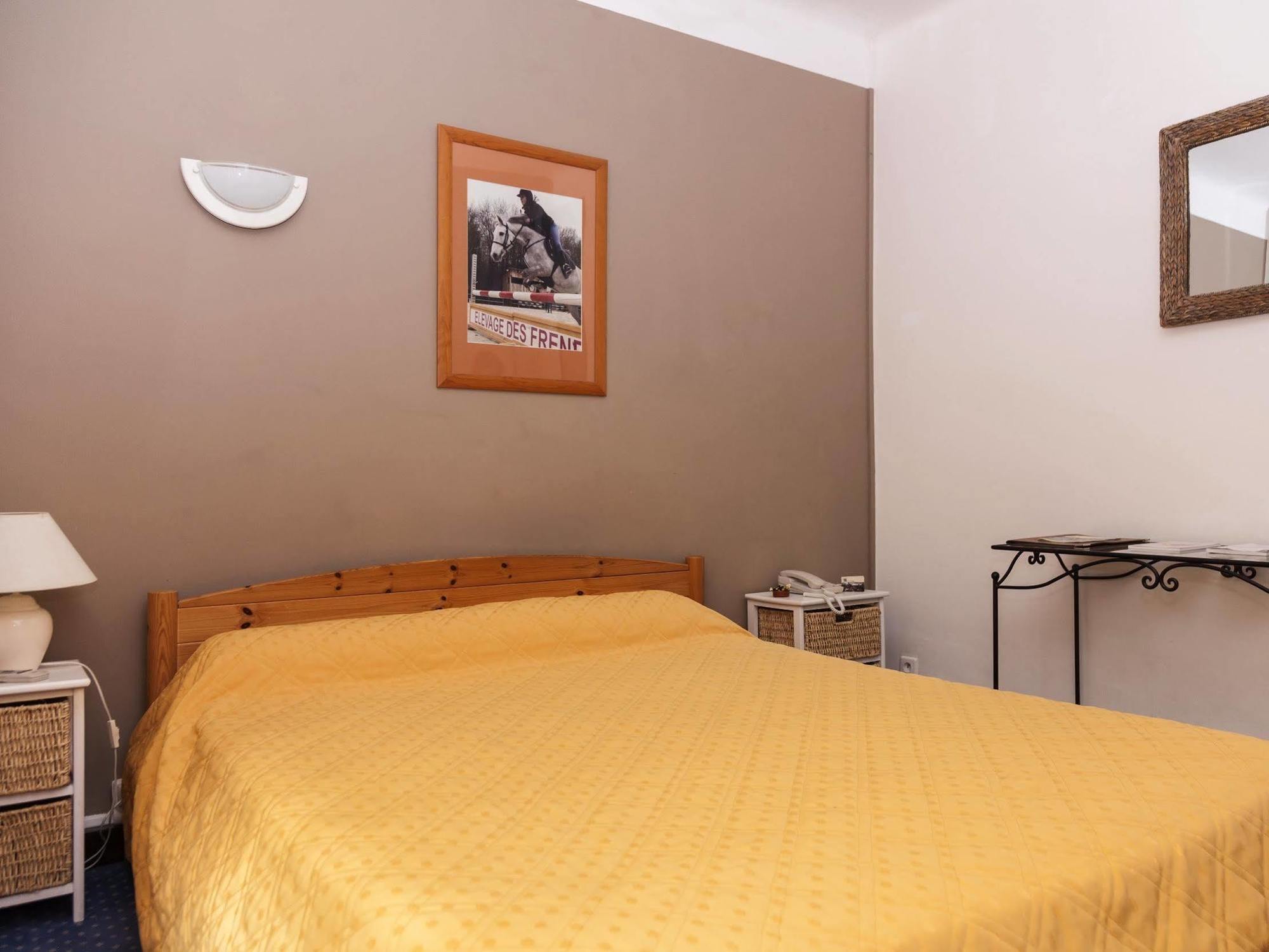 La Touloubre Hotel La Barben Buitenkant foto