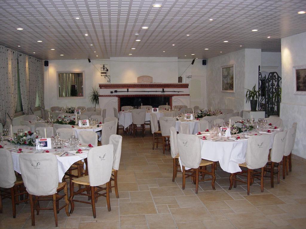La Touloubre Hotel La Barben Buitenkant foto