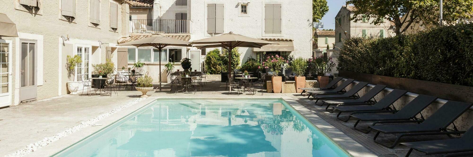 La Touloubre Hotel La Barben Buitenkant foto
